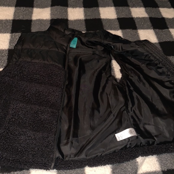 Black Aéropostale Vest - Picture 6 of 7